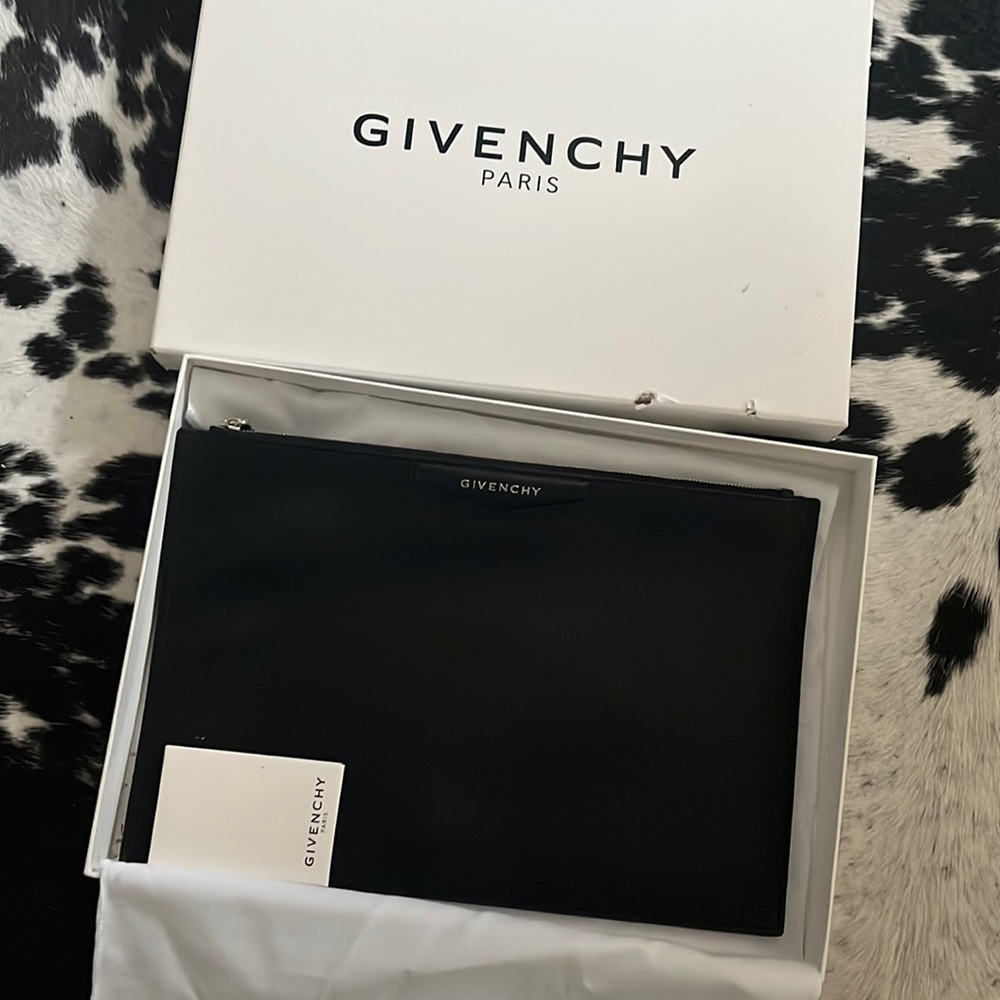 Like new Givenchy Large Antigona Leather Pouch